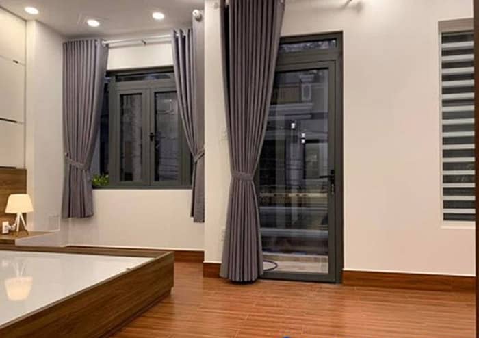 Cửa chính và cửa sổ phòng ngủ mang lại sự chắc chắc và an toàn